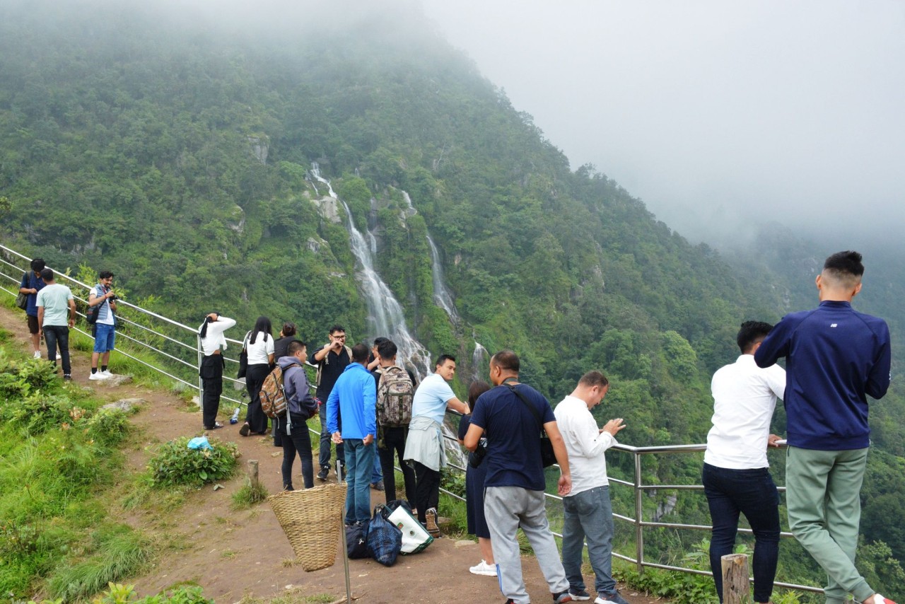 तीनधारे झरनाको प्राकृतिक सुन्दरतामा रम्दै पर्यटक